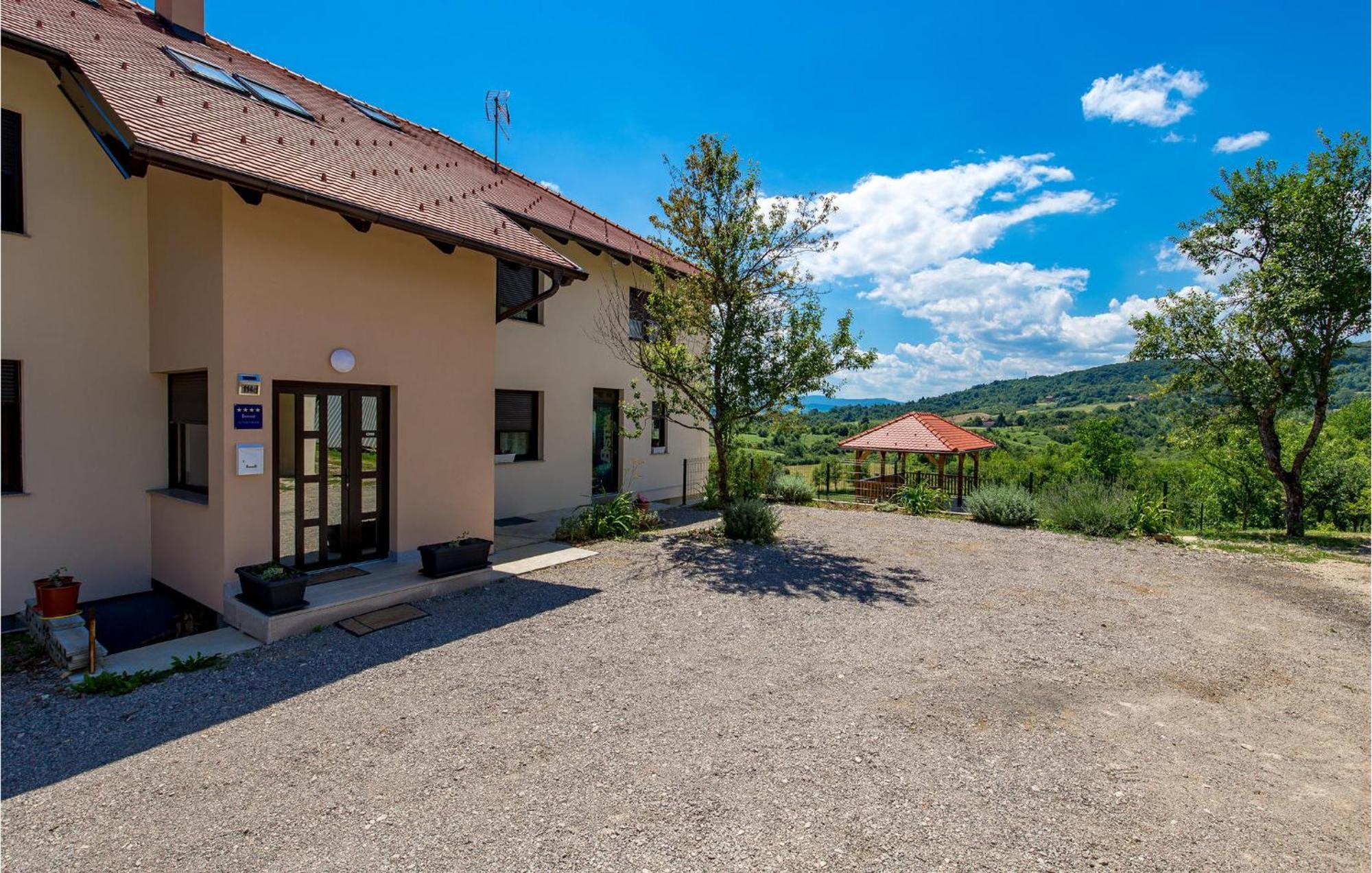 Cozy Apartment In Rakovica With Kitchen ภายนอก รูปภาพ