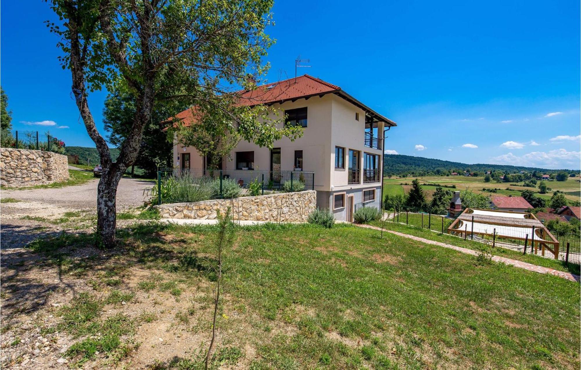 Cozy Apartment In Rakovica With Kitchen ภายนอก รูปภาพ