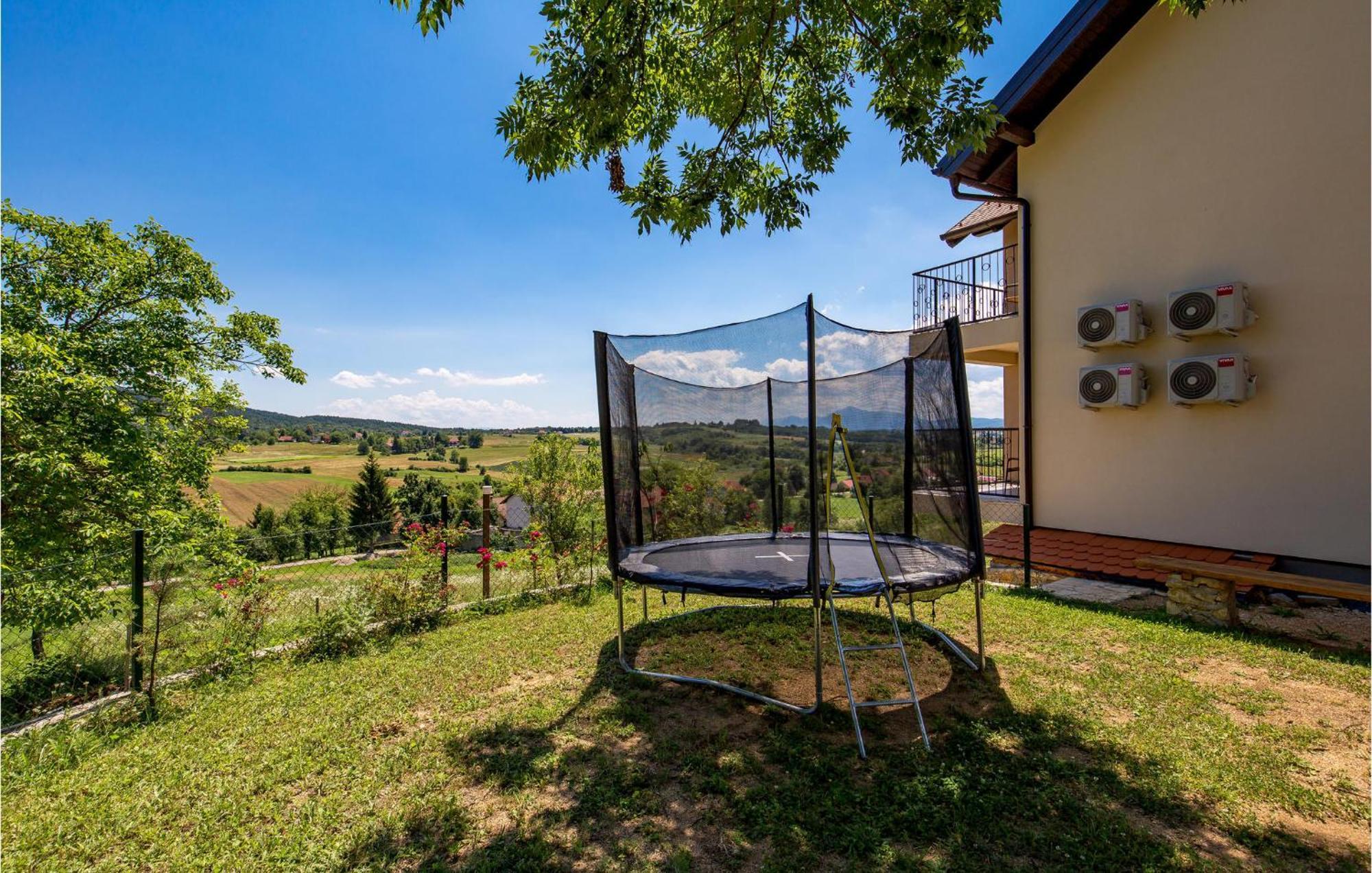 Cozy Apartment In Rakovica With Kitchen ภายนอก รูปภาพ