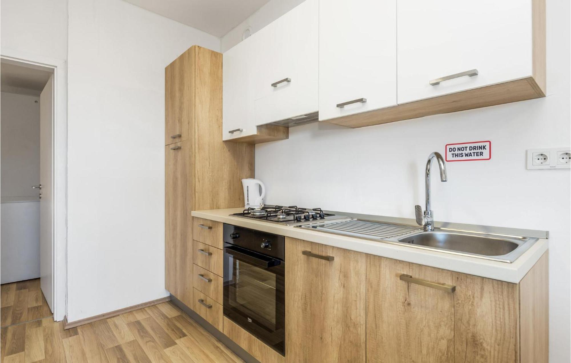 Cozy Apartment In Rakovica With Kitchen ภายนอก รูปภาพ